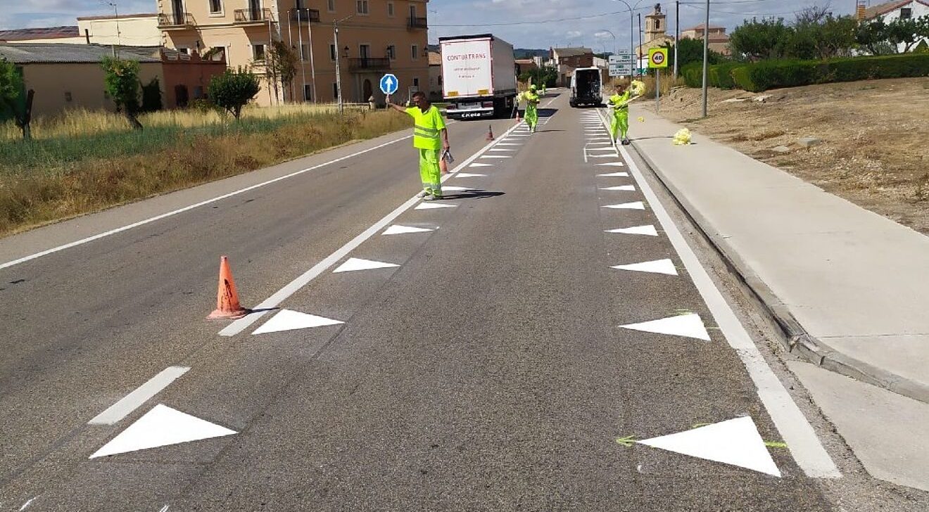 La DGT está pintando ‘dientes de dragón’ en las carreteras