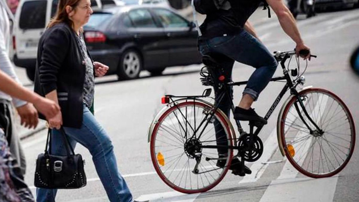 peatones con bicicleta, bicicletas,