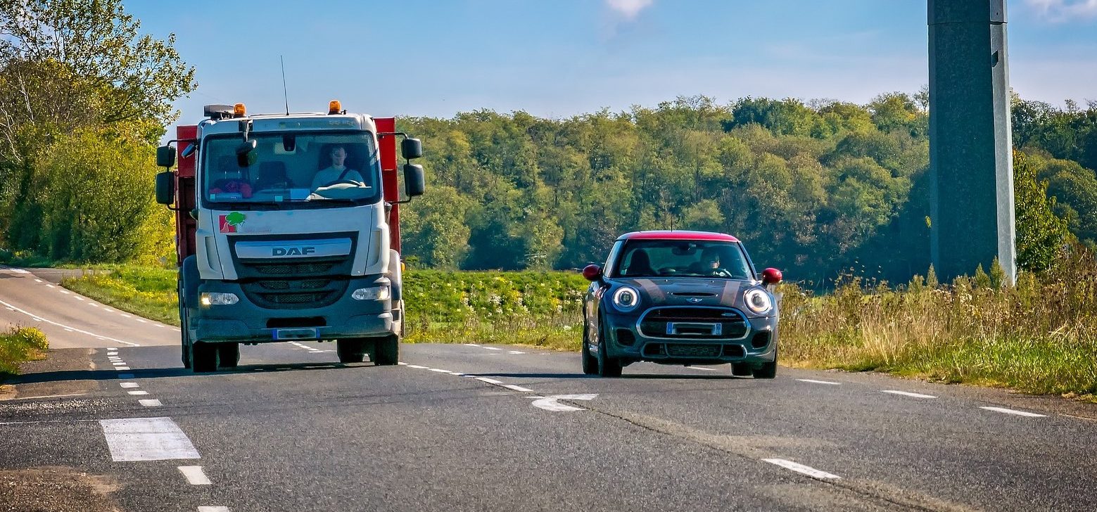 La última ley de la DGT te impedirá adelantar a otros coches