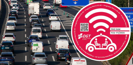 Nuevo distintivo rojo de la DGT: qué significa y qué coches deberán llevarlo para circular por las carreteras y autopistas españolas
